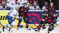 Jan Ková� ze Zugu (vlevo) bojuje o kotou� proti hrá��m Sparty.