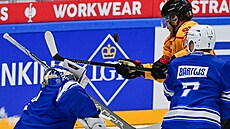 Brian O�Neill se sna�í te�ovat puk p�ed Janem Kavanem.