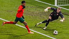 Branká� Jan Koutný zasahuje v zápase �eské jedenadvacítky s Portugalskem.