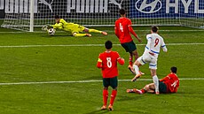 �eský úto�ník Vojta (v bílém) propálil portugalský blok. Na branká�e Carvalha...