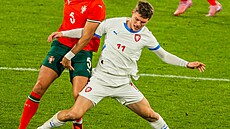 Luká� Ma�ek si st�e�í mí� p�ed portugalským stoperem Oliveirou.