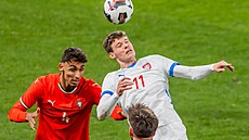 Luká� Ma�ek (vpravo) v hlavi�kovém souboji s Tiagem Gabrielem z Portugalska.