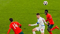 Kapitán reprezenta�ní jedenadvacítky Luká� Ambros si hledá mí� mezi...