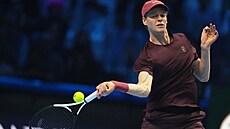 Italský tenista Jannik Sinner v zápase Turnaje mistr�.