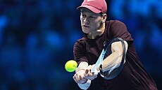 Jannik Sinner úto�í p�i jeho leto�ní premiérovém zápase Turnaje mistr�.