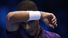 Zklamaný  Auger-Aliassime po ztrát� setu v zápase se Sinnerem na Turnaji mistr�.