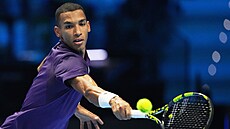 Auger-Aliassime a jeho bekhend p�i obran� úder� Jannika Sinnera..