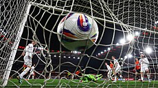 Belgi�an Jeremy Doku st�ílí gól do sít� Lichten�tejnska.