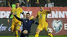 Rumun Dragomir (vpravo) dotírá na reprezentanta San Marina Rossiho.