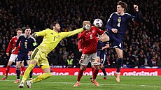 Skotský branká Gordon si poíná drazn ped Dánem Isaksenem.