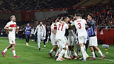 Fotbalisté Turecka se radují z p�ekvapivého vedení na p�d� �pan�lska.