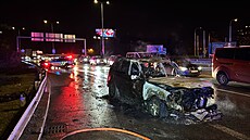 Při dopravní nehodě v pražském Hloubětíně shořelo osobní vozidlo. (13....