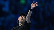 Alex de Minaur servíruje v semifinále Turnaje mistr�.