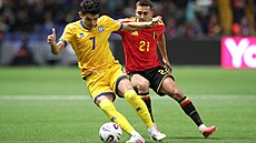 Kazachtánský úto�ník Galjm�an Ken�ebek s mí�em p�ed Timothym Castagnem z Belgie