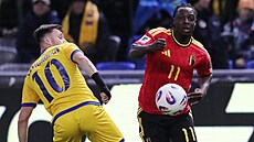 Belgický kídelník Jeremy Doku (vpravo) se snaí obejít Maksima Samorodova z...