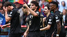 Portugal�tí fotbalisté se radují z gólu Joaoa Nevese.