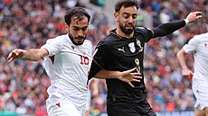 Portugalský zálo�ník Bruno Fernandes (vpravo) se p�etla�uje s Narekem...