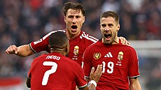 Fotbalisté Ma�arska se radují z gólu Barnabase Vargy.