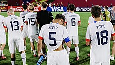 Zklamaní etí fotbalisté po vypadnutí z mistrovství svta hrá do 17 let