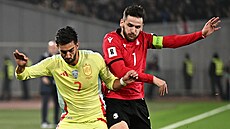 �pan�l Ferran Torres si kryje mí� v souboji s Chvi�ou Kvaracchelijou z Gruzie.