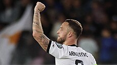 Rakouský úto�ník Marko Arnautovic se raduje z gólu.
