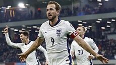 Anglický úto�ník Harry Kane slaví se spoluhrá�i vst�elený gól.