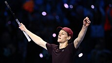 Jannik Sinner se raduje z výhry ve finále Turnaje mistr�.