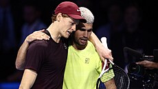 Jannik Sinner v objetí s Carlosem Alcarazem po vzájemném finále Turnaje mistr