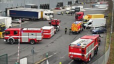 Proraený barel s chemikálií zpsobil evakuaci 28 lidí ze skladové haly v Rudné...