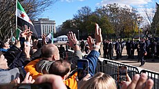 Donald Trump p�ijal v Bílém dom� prozatímního syrského prezidenta Ahmada �aru,...