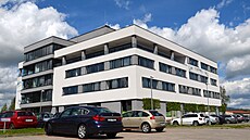 Karlovarská pobo�ka K�B sídlí v areálu Krajského ú�adu KV kraje.