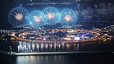 Oh�ostroj osv�tluje no�ní nebe nad ostrovem Jume�ima v Ósace, kde se koná...