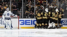 Spoluhrá�i Bostonu obklopili Davida Pastr�áka poté, co vst�elil 400. gól v NHL.