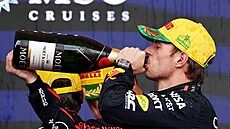 Max Verstappen pije ampaské po tetím míst v Brazílii.
