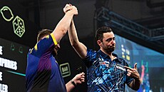 St�ídání na tr�nu, Luke Humphries (vpravo) opou�tí místo �ipka�ské sv�tové...