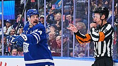 Úto�ník Auston Matthews z Toronta k�i�í na rozhod�ího.