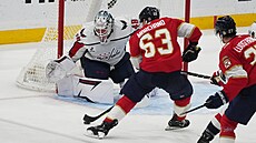 Úto�ník Brad Marchand z Floridy (63) nají�dí na washingtonského gólmana Logana...