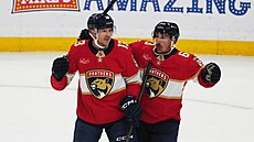 Hokejisté Floridy, Sam Reinhart (vlevo) s Bradem Marchandem, se radují ze...