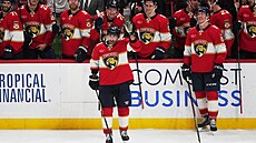 VELKÉ JUBILEUM. Hokejový úto�ník Brad Marchand z Floridy mává p�i ovacích...