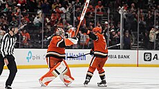 eský branká Luká Dostál z Anaheimu slaví vítzství s obráncem Radkem Gudasem.