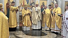 Olomoucký arcibiskup Josef Nuzík (vpravo) navtívil tajn Ukrajinu. (12....