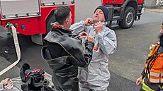 Hasi�i se speciálním HAZMAT vybavením a unikátní p�ilbou p�i výcviku na...