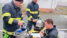 Hasi�i se speciálním HAZMAT vybavením a unikátní p�ilbou p�i výcviku na...