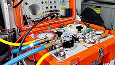 Hasi�i se speciálním vybavením a unikátní p�ilbou p�i výcviku na �isti�ce...