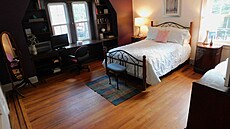 Typická tudorovská architektura s d�ev�nými prvky a �ikmou st�echou p�ipomíná...