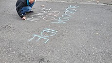 Na slovenských chodnících a nám�stích se objevují barevné nápisy k�ídou, které...