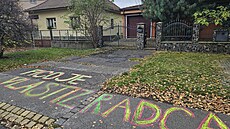 Na slovenských chodnících a nám�stích se objevují barevné nápisy k�ídou, které...