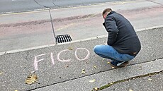 Na slovenských chodnících a nám�stích se objevují barevné nápisy k�ídou, které...