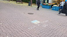 Na slovenských chodnících a nám�stích se objevují barevné nápisy k�ídou, které...