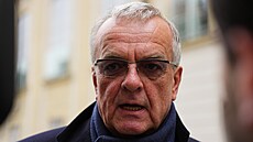 Miroslav Kalousek po p�íchodu na Hrad. (15. listopadu 2025)